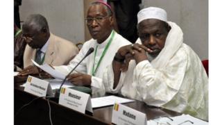 Jean Zerbo et Mahmoud Dicko, le président du conseil islamique du Mali, participant à une réunion de réconciliation