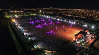 Unas 350.000 personas llegaron al concierto. Se esperaban 200.000. La ecuación parecía destinada al colapso.