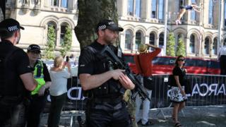 Policías resguardan espacios públicos en Manchester