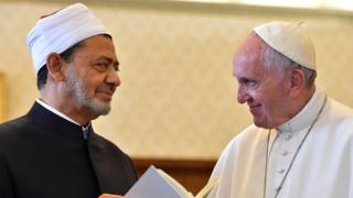 El Ezher imamı Şeyh El Tayyib, geçen yıl Vatikan'da düzenlediği gezide Papa Francesco ile görüşmüştü.