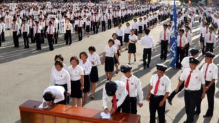 朝鮮學生排隊簽名加入朝鮮人民軍