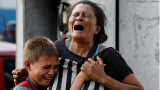 Mulher e criança chorando na porta da prisão de Valencia