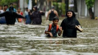 Pessoas em cidade inundada