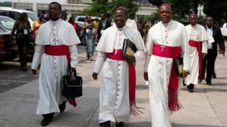 Abasenyeri Fidele Nsielele (ibubamvu) Marcel Utembi (hagati) na Fridolin Ambongo (iburyo)