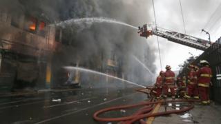 Bomberos apagan el incendio