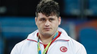Rıza Kayaalp, müsabaka sonrası madalyasıyla poz veriyor.