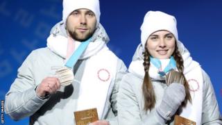 カーリング混合ダブルスで、銅メダルを獲得したロシアのアレクサンドル・クルシェルニツキー選手とアナスタシア・ブリズガロワ選手