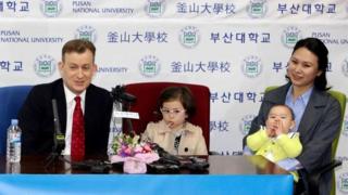 Robert Kelly est l'expert de la BBC dont l'interview sur Skype avait été interrompue par ses deux enfants.