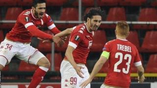 Mshambuliaji wa Algeria na klabu ya Standard Liege Ishak Belfodil katikati