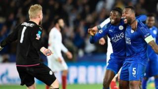 Wachezaji wa leicester wakisherehekea ushindi wao dhidi ya Sevilla. Timu hiyo inakutana na Atletico Madrid