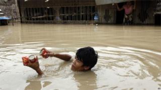 Man swims for food aid in Nyaung Tone, south of Yangon (7 Aug 2015)