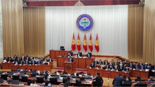 Кыргыз өкмөтү 2016-жылдагы ишмердүүлүгү тууралуу Жогорку Кеңеште отчетун берүүдө
