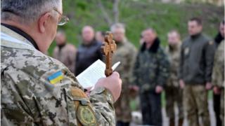 Военный капеллан проводит богослужение для военных в Донецкой области