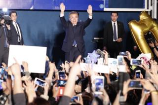 Moon Jae-In, Güney Kore'nin yeni lideri seçilmesinin ardından gece yarısı destekçileri ile bir araya geldi.