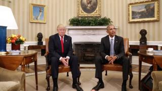 米ホワイトハウスで報道陣を前にしたトランプ次期大統領とオバマ大統領(10日)