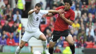 Ahmed Hegazi, en rouge et noir, en lutte contre un joeur néo-zélandais en 2012 lors des jeux olympiques