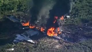 Les débris de l'avion de transport du corps des Marines américains écrasé dans le Mississipi