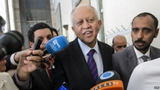 Yemeni Foreign Minister Riad Yassin (C) is surrounded by journalists after a meeting during Yemen peace talks at the United Nations offices in Geneva on June 19, 2015.