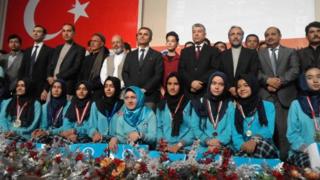 Uluslararası Bilim Olimpiyatı'nda madalya alan Afgan Türk Çağ Eğitim Kurumu öğrencileri için düzenlenen törenden bir fotoğraf