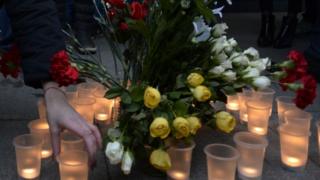 Цветы и свечи на Сенной площади в Санкт-Петербурге