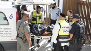 Police remove body of attacker from site of shooting in Jerusalem (14/07/17)