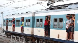 La courte vidéo a été filmée de l'intérieur du train et aurait été prise dans le Sahel, dans le centre-est du pays.