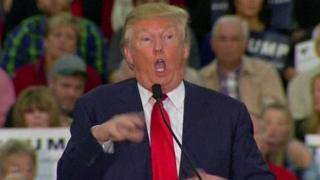 障害のある記者を真似てからかったと非難されているトランプ氏