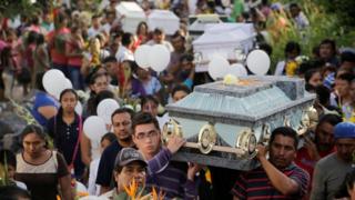 Entierro masivo por la muerte de la familia en Atzala.