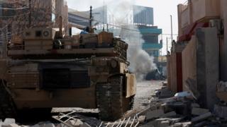 An Iraqi special forces tank destroys a suicide car bomb in eastern Mosul (16 January 2017)