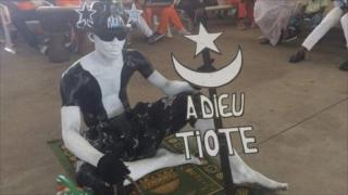 Kuri uyu wa kane, umufana wo muri Côte d'Ivoire yagaragaye afite igishushanyo kiriho amagambo asezera kuri Cheick Tiote
