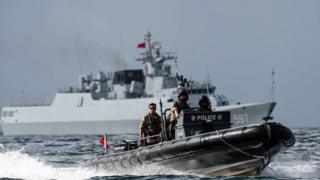 香港水警巡邏快艇與解放軍駐港部隊欽州號驅逐艦(7/7/2017)