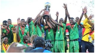 Les trois buts de la victoire ont été marqués par Knox Mutizwa, Talent Chawapiwa et Ocean Mushure.