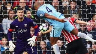 Kompany marque de la tête suite à un corner tiré par David Silva