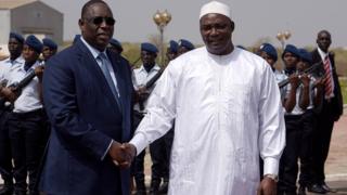Le président Adama Barrow salué par son homologue sénégalais Macky Sall, à son arrivée jeudi à l'aéroport Léopold Sédar Senghor
