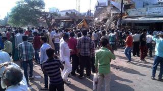 People gather at the site of an explosion in Jhabua, Madhya Pradesh, India, 12 September 2015.