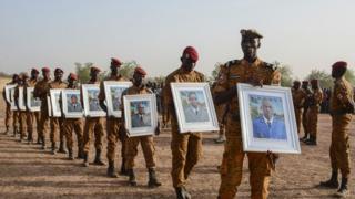 A ranar Tatala, wadannan sojojin na Burkina Faso sun rike hotunan takwarorinsu 12 da kungiyar IS ta kashe a bakin-aiki kwanaki kadan da suka wuce.