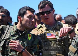 YPG savaşçısı ve ABD askeri