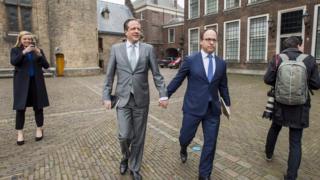 Liberal Demokrat Parti lideri Alexander Pechtold ve parti üyesi Wouter Koolmees el ele