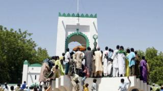 Fadar Sarkin Musulmi a birnin Sokoto a lokacin da aka yi bikin cika shekara 200 da kafuwar daular a shekarar 2004.
