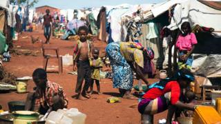 Çatışma nedeniyle göç etmek zorunda kalmış pek çok Güney Sudanlı geçici kamplarda yaşıyor