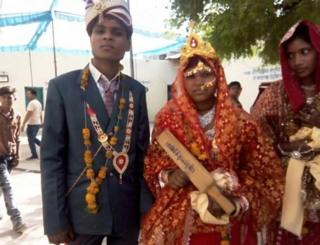 Mamia ya mabibi harusi katika arusi ya halaiki wamepewa silaha ya kujilinda dhidi ya waume zao wanaponyanyaswa.
