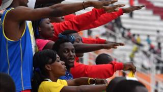 Abanyekongo bararimba indirimbo yubahiriza igihugu ku wa Mbere kuri sitade yitiriwe Felix Houphouet-Boigny muri Cote d'Ivoire mu mujyi wa Abidjan. Hari mu mikino y'amarushanwa y'ibihugu bivuga Igifaransa, Francophonie