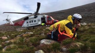 Rescue helicopter with MRT member