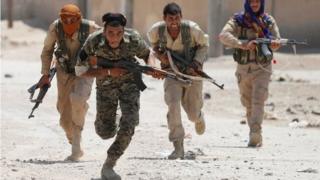 Umurwi w'inyeshamba zikorana na Amerika zimaze amezi zikikuje Raqqa