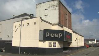 Peep, Stryd y Deon, Bangor