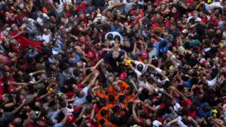 Vista aérea de Lula da Silva en medio de una multitud de gente.