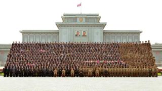 金正恩与核子科研人员在锦绣山太阳宫外拍照()