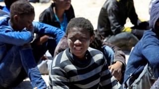 欧州を目指し地中海を渡ろうとしてリビア当局に止められた人々(16日、リビア・トリポリで)