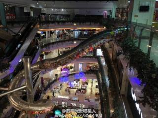 Picture of giant Shanghai slide in the Printemps mall by Weibo user Jinrouxiongguimiaoxingren