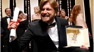 Шведський режисер Рубен Естлунд святкує свою перемогу